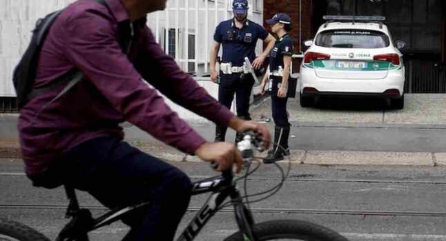 Milano, pirata in bicicletta investe donna di 63 anni e scappa dopo l&#039;arrivo dei soccorsi