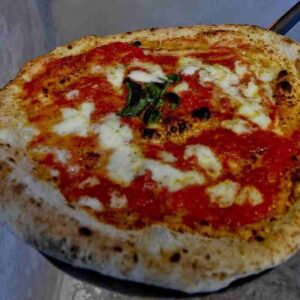 Bolletta da 4 mila euro in pizzeria, il ristoratore la espone in vetrina: "Ecco perché la pizza a 10 euro"
