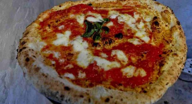Bolletta da 4 mila euro in pizzeria, il ristoratore la espone in vetrina: "Ecco perché la pizza a 10 euro"