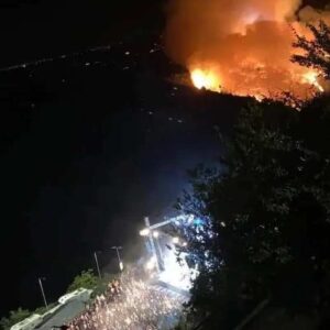 Red Canzian in concerto a Sant'Agata di Puglia: alle sue spalle in fiamme ettari di bosco