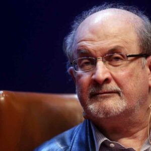 Salman Rushdie operato: rischia un occhio, è attaccato al respiratore, recisi i nervi del braccio