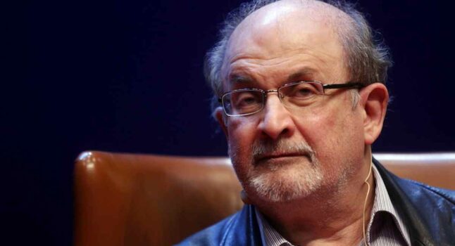 Salman Rushdie operato: rischia un occhio, è attaccato al respiratore, recisi i nervi del braccio