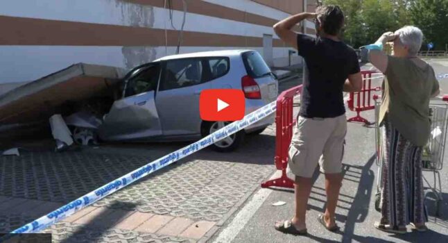 Brescia, si stacca la facciata del supermercato Il Gigante: schiacciata un'auto in via Valcamonica