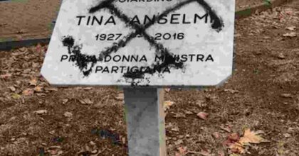Torino: svastica sulla lapide di Tina Anselmi, partigiana e prima donna ministro in Italia FOTO