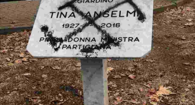 Torino: svastica sulla lapide di Tina Anselmi, partigiana e prima donna ministro in Italia FOTO