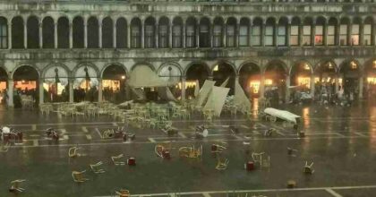 Nubifragio a Venezia, caduti per il vento frammenti dal Campanile di San Marco: sgomberati i turisti