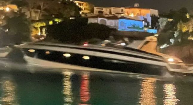 Yacht di oltre 20 metri si schianta contro gli scogli a Porto Cervo: un morto e 6 feriti FOTO