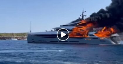 yacht formentera in fiamme