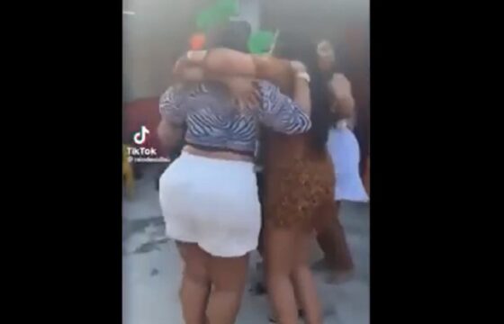 Brasile, festeggiano e ballano in cortile quando all'improvviso... il pavimento crolla VIDEO