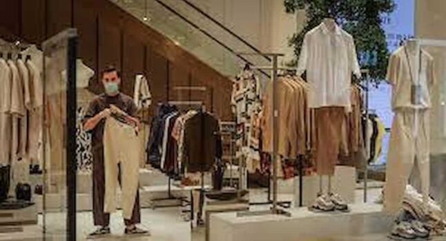 Abbigliamento, dai marchi stranieri addio all'Italia, chiudono centinaia di negozi: puntano sul commercio online