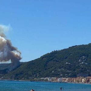 Savona, incendio tra Alassio e Laigueglia: le fiamme raggiungono le abitazioni