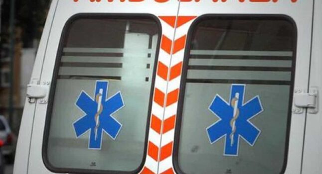 Voghera (Pavia), 58enne inciampa mentre attraversa i binari e viene investito da un treno: è grave