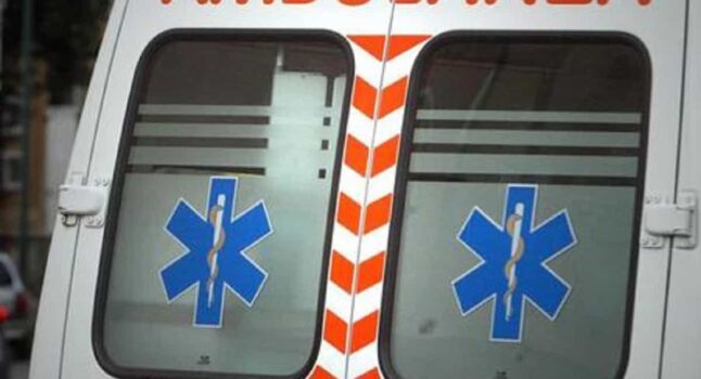 Platamona (Sassari), scontro tra auto e ambulanza sulla litoranea: morta una 62enne