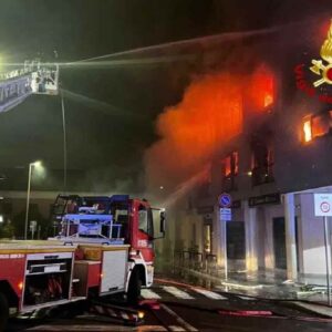 Cagliari, nella notte incendio in uno studio dentistico: due piani a fuoco