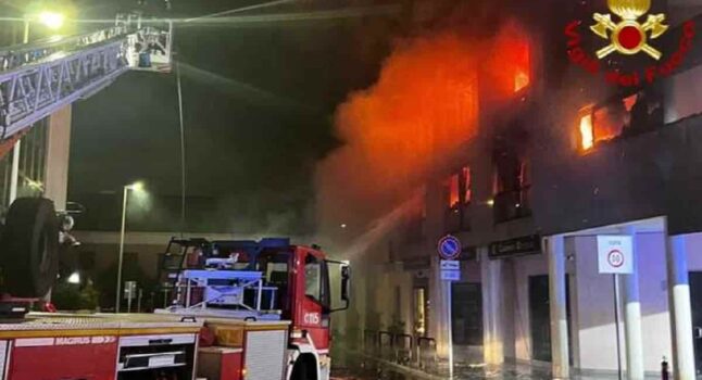 Cagliari, nella notte incendio in uno studio dentistico: due piani a fuoco