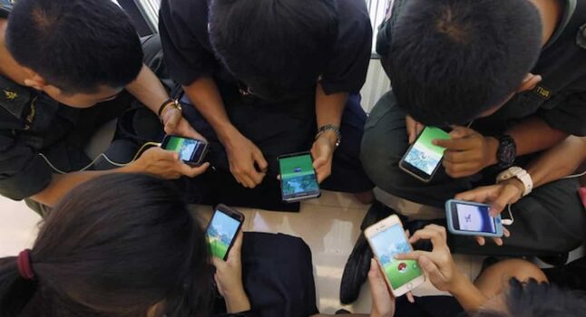 Cellulari vietati, studenti in rivolta: chiedono nuove scuole e il “reddito di formazione“