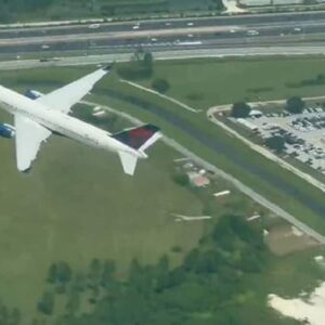 Paura in volo, due aerei si sfiorano sopra i cieli di Orlando: il VIDEO