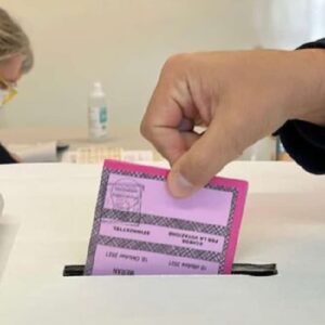 Elezioni 25 settembre: come si vota, i due colori delle schede e occhio ai timbri