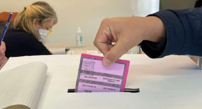 Oggi l'Italia al voto, istruzioni per le elezioni: le due schede, le preferenze, il documento...
