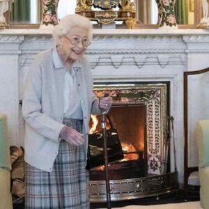 La regina Elisabetta II, 96 anni, in fin di vita: la Bbc sospende le trasmissioni, i figli al castello di Balmoral