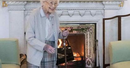 La regina Elisabetta II, 96 anni, in fin di vita: la Bbc sospende le trasmissioni, i figli al castello di Balmoral
