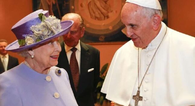 Elisabetta II, la regina che conobbe cinque papi. Quando disse a Bergoglio: "I regali sono per lei e non li dia a nessun altro"