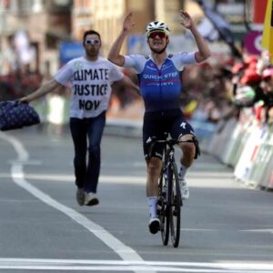 Vuelta, Richard Carapaz cala il tris al traguardo della penultima tappa, Evenepoel in maglia rossa a Madrid