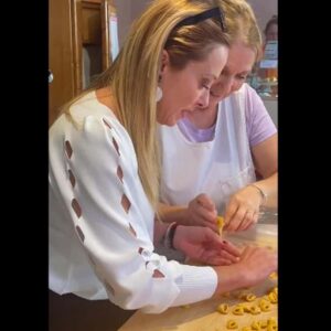 Giorgia Meloni a lezione di tortellini a Bologna