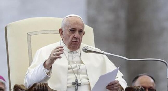 Papa Francesco: "La storia regredisce. Ormai è terza guerra mondiale totale"