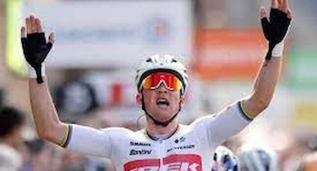 Vuelta, Peddersen vince in volata la tappa andalusa di Tomares (Siviglia): brutta caduta di Roglic
