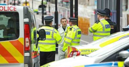Londra poliziotti accoltellati