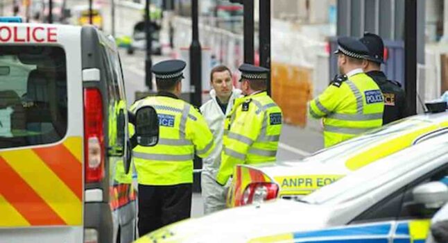 Londra poliziotti accoltellati