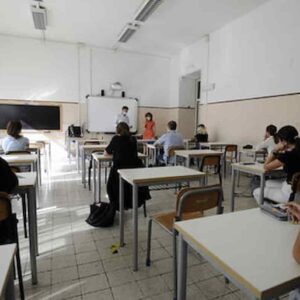 Roma, prof taglia ciocca di capelli a studentessa iraniana