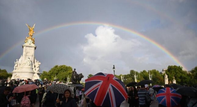 E' morta anche la Regina, quell'arcobaleno su Buckingham Palace è il Tempo che saluta