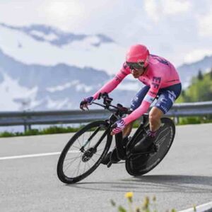 Vuelta, vittoria in solitaria di Richard Carapaz, oro a Tokyo, sula Penas Blancas, Evenepoel sempre maglia rossa