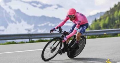 Vuelta, secondo trionfo in tre giorni di Carapaz, Evenepoel sempre in maglia rossa ma Roglic riapre i giochi