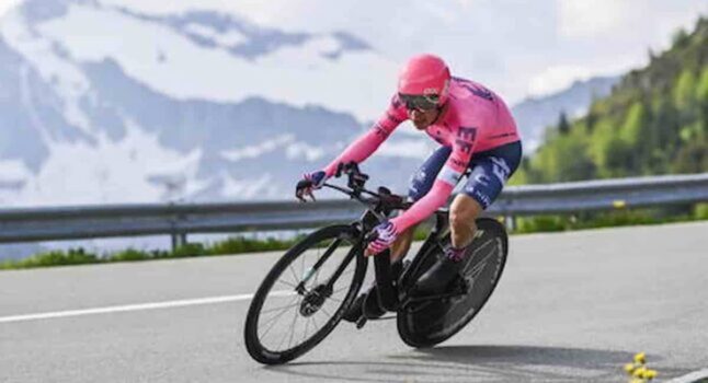 Vuelta, secondo trionfo in tre giorni di Carapaz, Evenepoel sempre in maglia rossa ma Roglic riapre i giochi