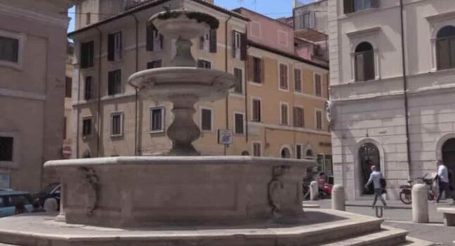 Roma, turista multato perché mangiava un gelato seduto sulla fontana dei Catecumeni