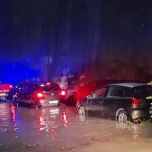 Roma, esonda il Tevere: nella notte 7 automobilisti bloccati e poi liberati dai Vigili del Fuoco