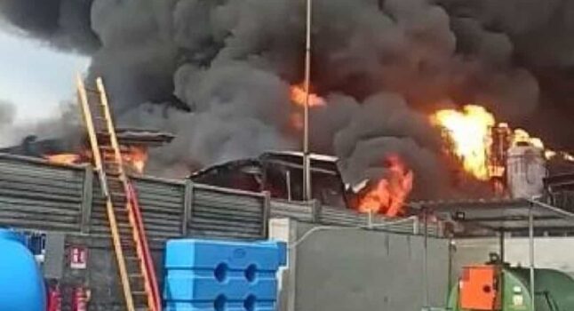 San Giuliano Milanese, maxi incendio in azienda petrolchimica: un ferito grave. Il sindaco: "Chiudete le finestre"