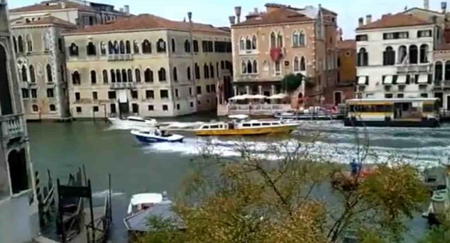 Venezia ruba motoscafo-taxi