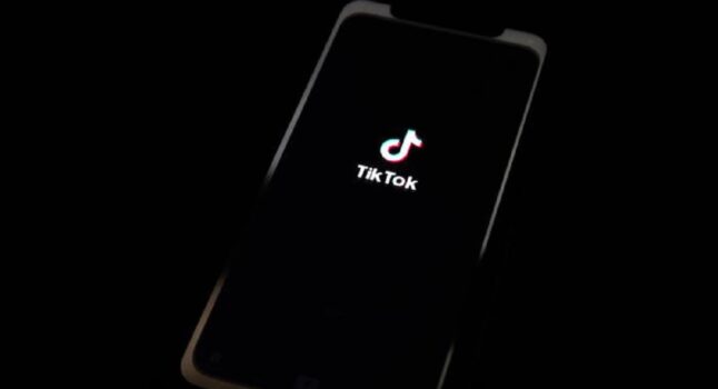 TikTok apre la pista: arriva il tasto "non mi piace", ma rimarrà segreto agli utenti