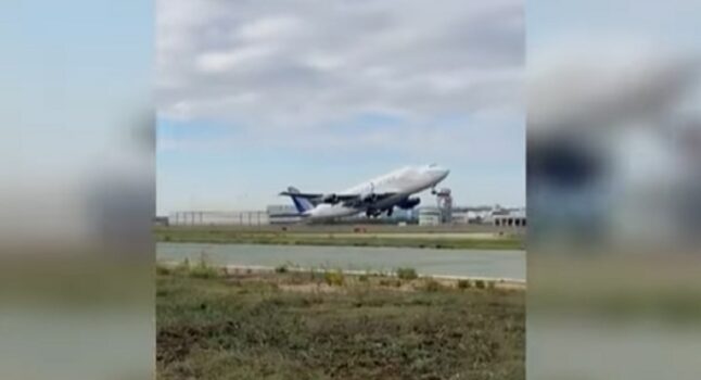 Taranto, il Boeing perde una ruota da oltre 100 chili durante il decollo VIDEO