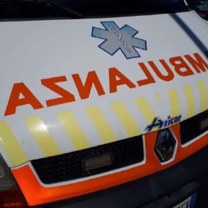 Napoli, anziana scippata in strada cade e sbatte la testa: grave in ospedale