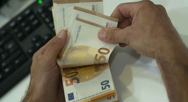 Bonus 200 euro anche ai sanitari no vax sospesi: il datore ha tempo fino al 30 dicembre per provvedere