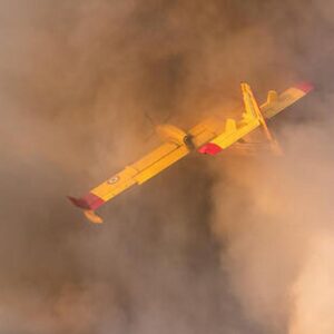 Canadair si schianta sull'Etna mentre spegne un incendio: morti i due piloti VIDEO