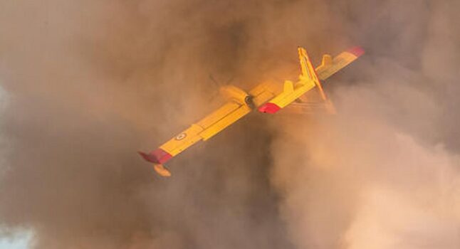 Canadair si schianta sull'Etna mentre spegne un incendio: morti i due piloti VIDEO