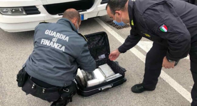 Porto di Trieste, scoperti 730kg di cocaina in un container che trasportava caffè