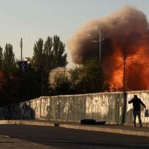 Droni kamikaze su Kiev, colpito anche edificio residenziale: allarme aereo in tutta l'Ucraina