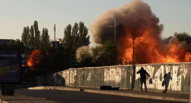 Droni kamikaze su Kiev, colpito anche edificio residenziale: allarme aereo in tutta l'Ucraina